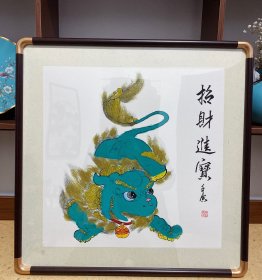 貔貅，半工笔半写意画法，真人真迹纯手绘作品，国家一级美术师，河南省美协田新普老师的原创大作，本人承诺假一赔十，支持第三方鉴定。老师的貔貅画的非常逼真，画的很灵动，惟妙惟肖，貔貅的尾巴和鬃毛都是金粉染色的，宝地生金，金黄闪闪的，尺寸：50×50公分，三尺斗方的，家里客厅，卧室，书房，玄关都可悬挂！开店的朋友，做生意的朋友赶紧买回家招财进宝哦！带框发货，实木框哦，回家直接悬挂就可以了。