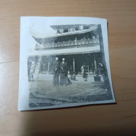 老照片–两名青年站在岳阳楼前留影