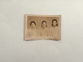 三位妇女合影照片