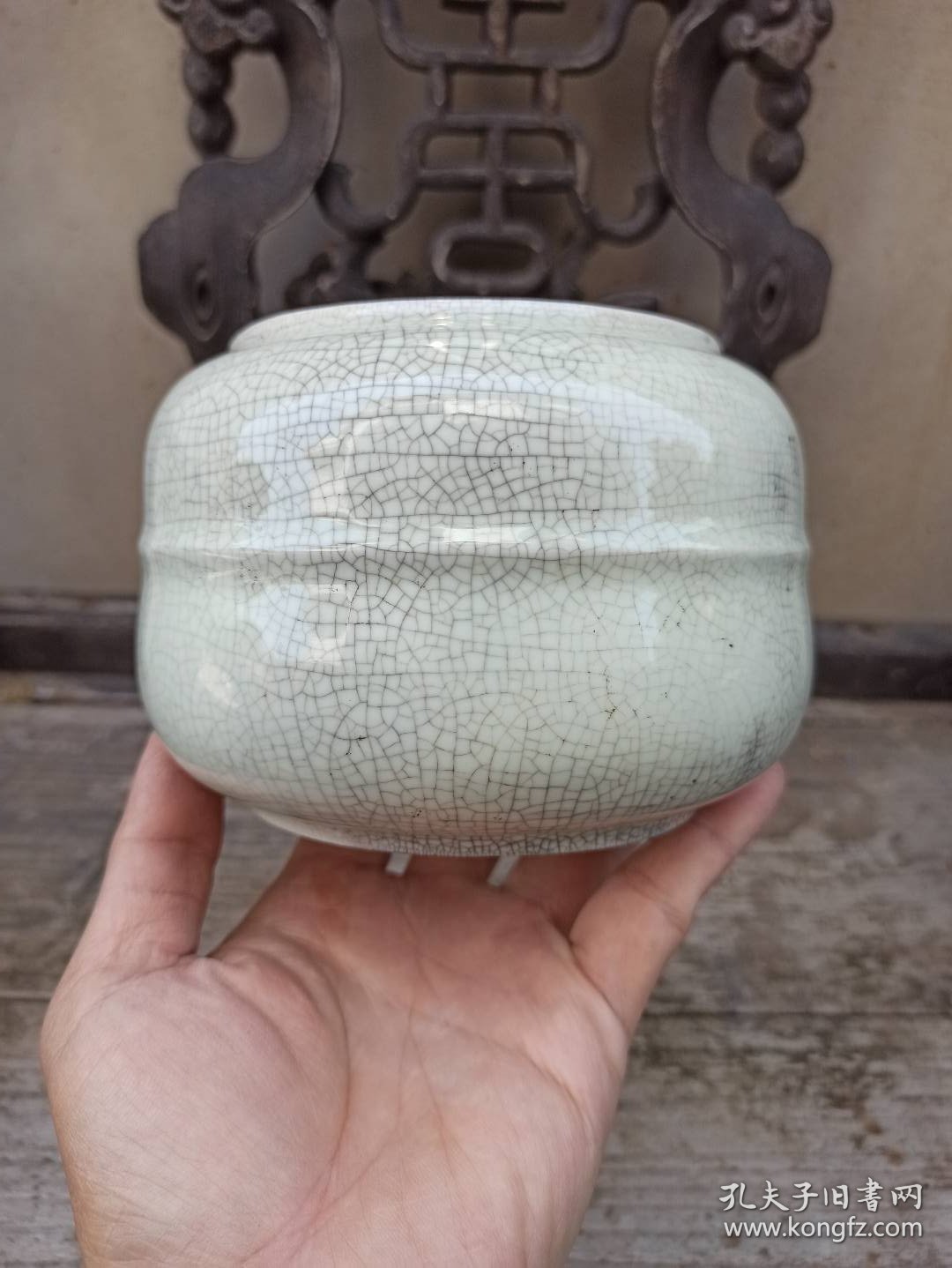 清代哥釉鱼篓形围棋罐 造型别致，开片自然，瓷胎细腻，釉面肥厚，器型规整，胎质精良，胎釉俱佳，图八内里有开片加深线。