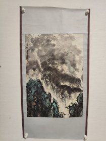 山东当代著名山水画家于阳春，1935年生于山东省威海市。1958年任《大众日报》美术编辑，山东省文教部副主任，山东省文联副秘书长，《联合报》社长、总编，现为中国美术家协会会员、中国书法家协会会员、一级美术师、山东省政协联谊会书画院副院长、人民日报神州书画院理事、山东画院艺术顾问、济南画院顾问。