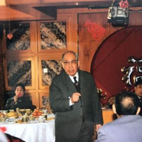 中国科学院院士、著名水声学家汪德昭1995年参加中国科学院院士学术茶话会照片两枚