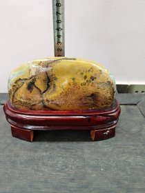 天然国画奇石 ​取名为 苏​东坡黄州种地 乌台奇冤贬黄州， 风景如画荒地多。 放火烧荒得暗井， 种麦养猪东坡肉。 义信斋主依图释读， 元丰三年，苏轼因乌台诗案被贬到了黄州。 ​苏轼到了黄州后，看到那么多荒地，为了让老百姓过得富裕点，于是开始亲自带领百姓开荒种地，他自己把一块地弄好后，还起名苏东坡居士。 ​苏东坡这个名字就是从这时候叫起来的。 ​​这是他自居之地，后来他又开始吟诗作画 ​