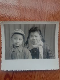 《老照片》1950年代穿着讲究的姐弟俩