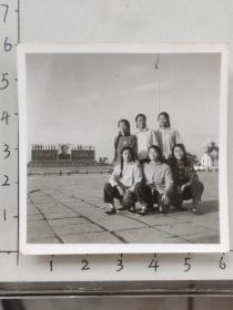 1969年六位粗辫子美女佩戴毛主席像章昆明东方广场合影泛银照片1.超大毛主席像2.“大海航行靠舵手，干革命靠毛泽东思想”3.庆祝伟大的中华人民共和国成立二十周年(昆明女子中学杨振芳相/册)