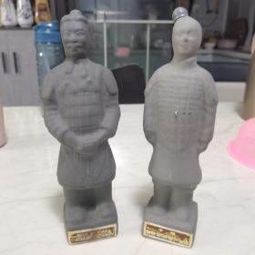 特色老酒瓶：秦始皇兵马俑一对。酒标完整，无磕碰，具体请看图。