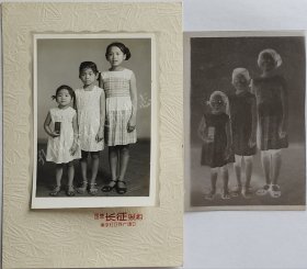 手持毛主席语录的三姐妹合影老照片 国营长征照相南京红卫兵广场口 有底片