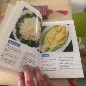 微波炉使用大全—-菜食谱900例（本书从微波炉的一般原理到格兰仕微波炉的特点，作了较详尽的说明。整个介绍力求简洁、明了，使消费者一目了然。同时，又大量地介绍了色、香、味俱全的菜食谱。内容实用性强，方便不同文化程度、不同地区、不同口味的消费者阅读。此书按肉食、水产海鲜、禽蛋、蔬菜、汤、米面、甜点等七大类进行编排，对每道菜的原料、调味、具体操作程序以及特色都作了详尽的解释。全书编排合理，可操作性强。