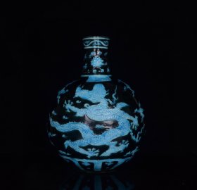 明永乐乌金釉珐华彩雕刻龙纹扁瓶；33x24；