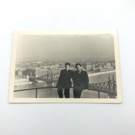 著名小提琴演奏家、中央乐团小提琴首席杨秉荪（1929-2017），同著名小提琴教育家陈继续（1934-2020），五十年代在匈牙利李斯特音乐学院期间，珍贵合影照片一枚（巫漪丽旧藏）