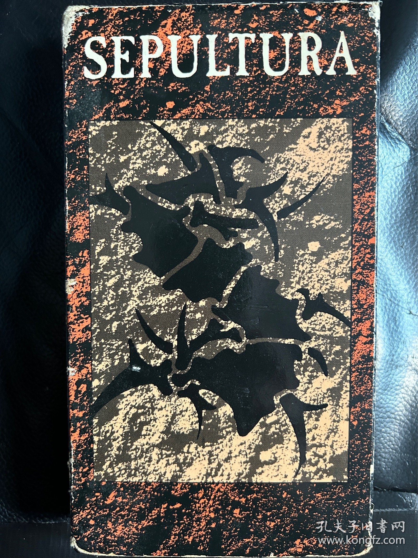 巴西著名死亡/激流金属乐队sepultura埋葬的1991年巴塞罗纳演唱会现场+采访原版录像带VHS，音质画质完好，带一张小海报，带子侧面有霉痕无碍播放