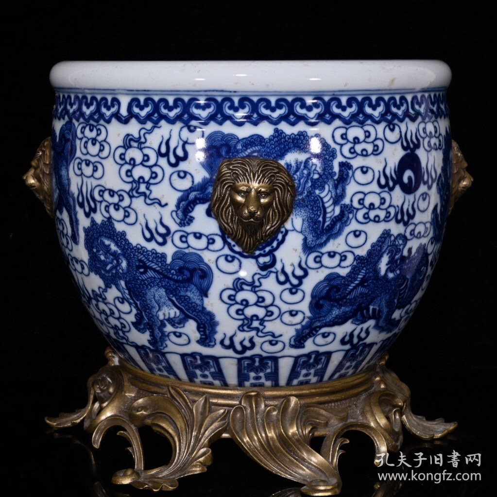 大清乾隆青花狮纹包铜回流缸（31.5×37cm）