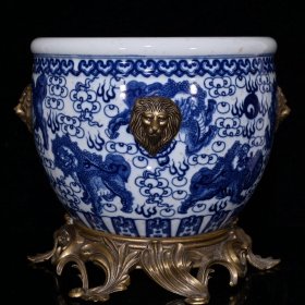大清乾隆青花狮纹包铜回流缸（31.5×37cm）