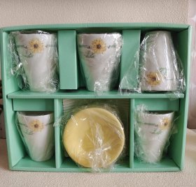 Yukiko Kimijima 君岛由希子～ 骨瓷雏菊咖啡杯 ，红茶杯 。全新全品 。一套五客。口径7厘米，高9厘米。