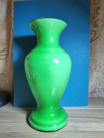 老绿玻璃琉璃花瓶一个。花器插花花瓶类。书房会所，花店会所宾馆会议室可选择做摆件。老琉璃老玻璃玻璃琉璃艺术花瓶。