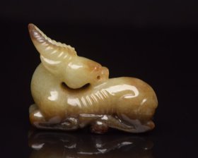 传世玉器，精品收藏，古玉文化，和田玉羊 规格: 5.6×4.4×2.0厘米，重 56克。 玉质温润细腻，沁色自然，刀功老道，皮壳包浆一流，雕刻生动，线条流畅，品相完美！