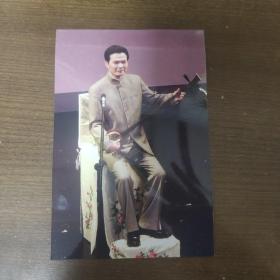 上海评弹团吴伟东弹三弦照片