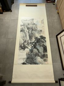 无锡市书画院国家一级美术师顾青蛟早期山水立轴132*66
顾青蛟1948年生，江苏苏州人。中国美术家协会会员。江苏省花鸟画研究会副会长，江苏省中国画学会理事，无锡花鸟画研究会会长，无锡市政协书画社顾问，无锡市美术家协会艺术顾问，无锡市书画院国家一级美术师。