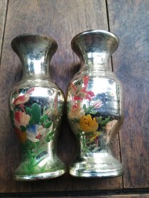 民国时期的金色琉璃花瓶摆件、两个带绘画图案 ，一个花鸟，一个蝴蝶很漂亮 大气、保存的很好 包老保真