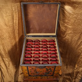 珍藏珍藏收清代乾清宫藏珍贵罕见极品高冰种红玉手镯一箱 一箱盒子尺寸43X43X45厘米 内径6厘米左右 一支重约90克左右