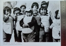 1937年抗日战争时期，正.反面摄影作品印刷画《延安娃……由中华艺术金马奖终身摄影成就奖获得者:已故摄影大师徐肖冰，在1937年抗日战争时期，拍摄于《生活在延安鲁迅艺术学院托儿所的孩子们》生长在延安抗战期，9位共和国未来栋梁，孩子们幸福笑脸，有谁认得他（她）们都是谁？见附图照片所示，画长21.5宽15mm，是摄影爱好者的学习签借珍品。背面作品摄于1945年的《晓风残月、由台湾摄影家: 郎静山摄》