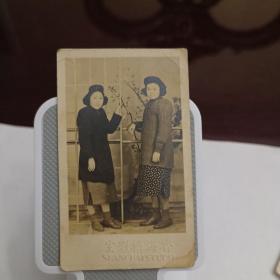 民国时期两姊妹合影留念老照片（香梅摄影室）