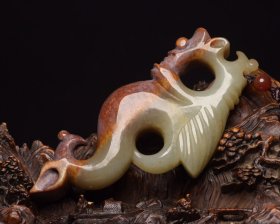 和田玉猪龙 规格: 12×5.3×1.7厘米，重 126克。 玉质温润细腻，沁色自然，刀功老道，皮壳包浆一流，雕刻生动，线条流畅，品相完美！