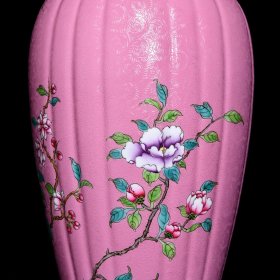 乾隆桃红地轧道粉彩花卉纹绶带瓜棱瓶,高33.8cm直径15.5cm