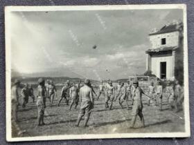 【佛山史料】1940年 广东佛山地区的一座古建筑旁运动场上的日军在做“躲避球”游戏 原版老照片一枚（背面有1940年12月28日佛山宪兵分队检阅章。）