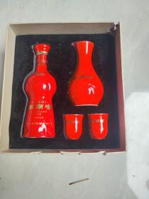 中国红剑南春酒瓶、酒壶、酒杯一套！