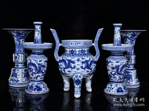 大明宣德青花龙凤五贡
香炉26.5×20.5cn花觚26×15cm蜡台28.5×13cm