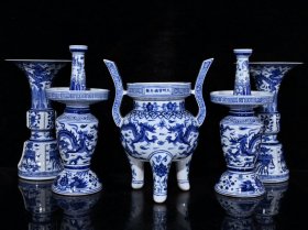 大明宣德青花龙凤五贡
香炉26.5×20.5cn花觚26×15cm蜡台28.5×13cm