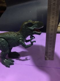 恐龙玩具4（塑胶）尺寸见图片，有钢板尺做参考