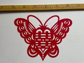 2006年，手工剪纸纸样，蝴蝶图案，中间是双喜字样，背面标注剪纸时间