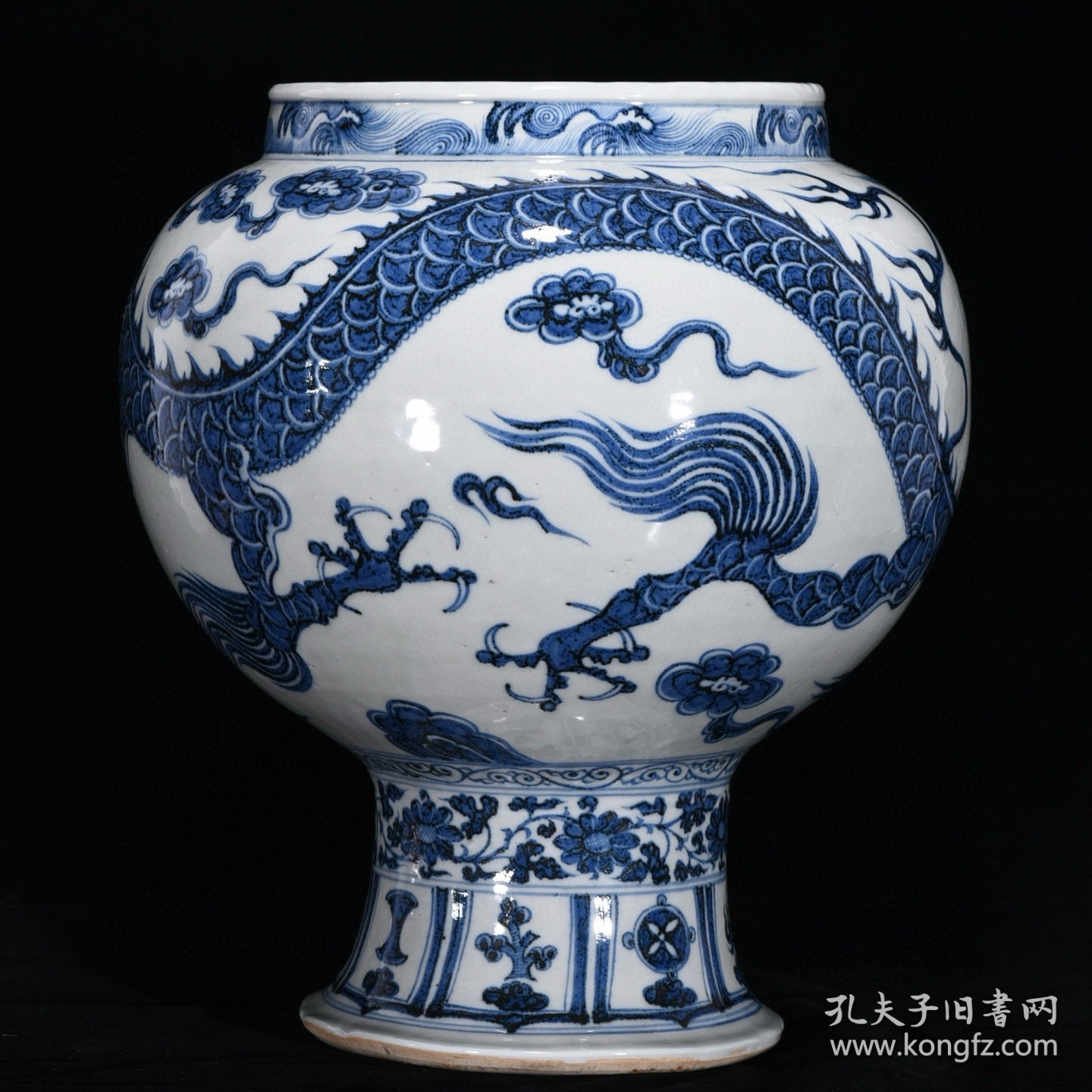 元青花龙纹鸡腿罐，高36.5厘米，直径32厘米.