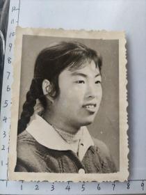50-70年代粗辫子美女穿毛衣大尺寸大头照照片