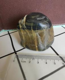 新疆戈壁滩籽料把件玩件奇石
戈壁石 / 4.6 × 3 × 4.7 cm / 新疆戈壁滩戈壁玉风凌石把玩件奇石，特殊商品不换不退