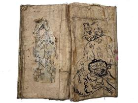 民国老本书籍，手绘各种图样，这些画是艺术家一了先生，在其背面所画，总共10个对开。灵兽与纸张相得益彰。难得精品。