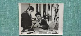 重庆官井巷民办学校的教师们在自制教具 勤俭办学的好榜样 1960年麻面厚相纸照片 长20厘米宽15厘米.