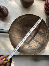 六七十年代内蒙古原矿手刨炒锅，全手工制，4斤重0.2厚10公分深，无瑕疵，