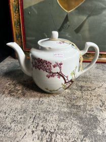 50年代，景德镇新平瓷厂，手绘红梅茶壶一把，磕