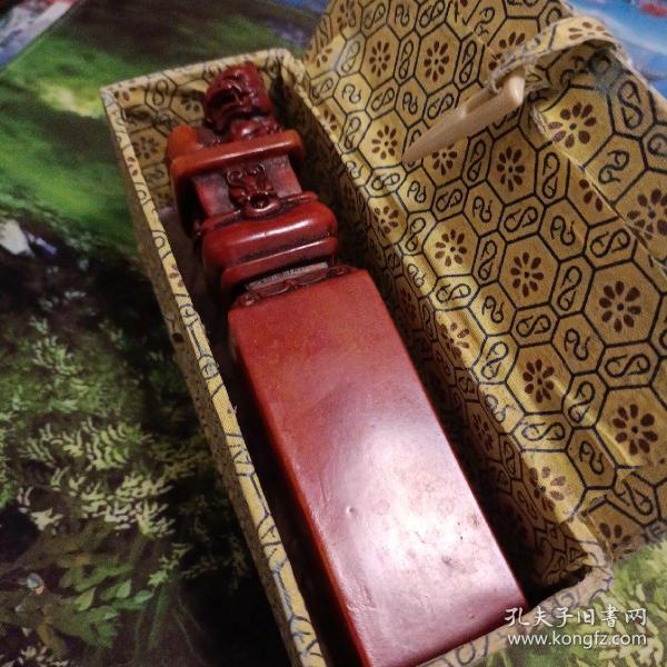 寿山石雕狮子头方形底座章料，配有盒子，重384克，高度16厘米，以宽3.7厘米