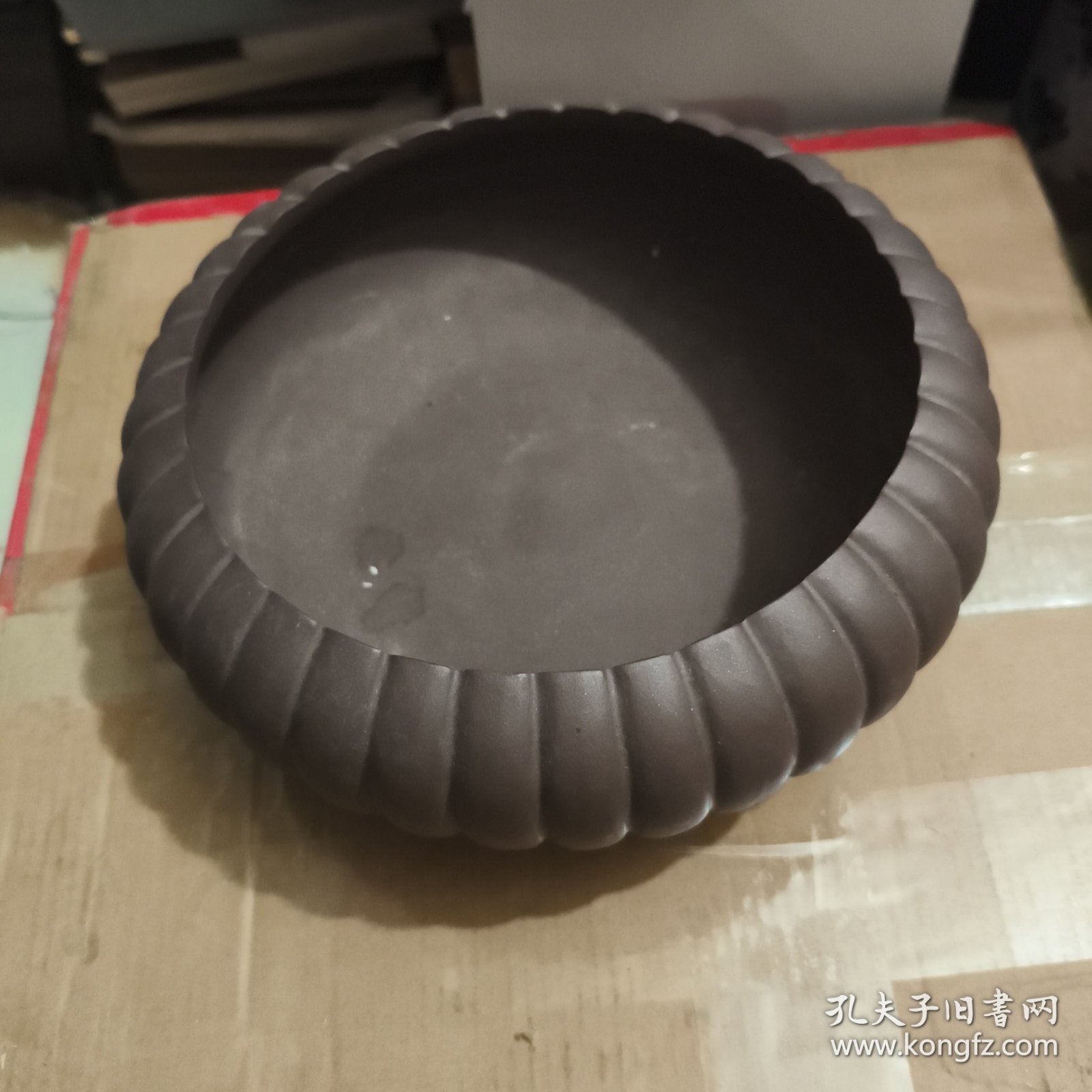 文房紫砂笔洗，中国宜兴，瓜棱形，口径15.5cm，高7.5cm。品相完好无损!