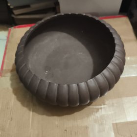 文房紫砂笔洗，中国宜兴，瓜棱形，口径15.5cm，高7.5cm。品相完好无损!