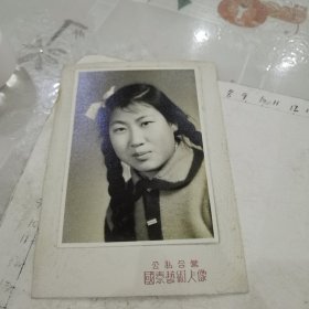 长辫子美女照/蝴蝶结（底板13.5/10cm，有裁剪）