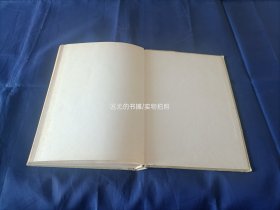 1980年《殷虚妇好墓》精装全1册，16开本，版权页书名是《殷墟妇好墓》，文物出版社一版一印，无写划印章水迹。硬面边缘和书角有磕损磨损，整体品相较差，外观如图所示实物拍照。