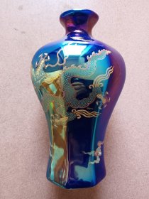 霁蓝釉描金龙纹瓶