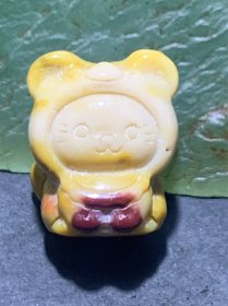 精美戈壁彩玉雕刻小猫珠子（吊坠)一个！