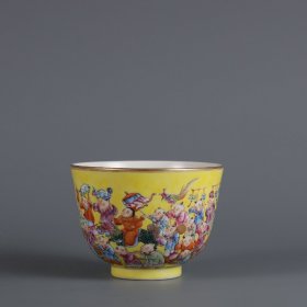 清同治年制黄地粉彩百子图主人杯