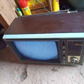 刚收到一台飞跃牌12D1型12寸老木壳黑白电视机，1974年产品一代名机，正常播放有声音无像